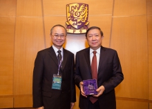 Prof. Tai-fai Fok, CUHK Pro-Vice-Chancellor (left) presents a souvenir to Academician Guanhua Xu.