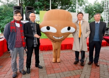 (From left) Mr. Angus Ho, Executive Director of the Greeners Action, Mr. K.S. Wong, Secretary for the Environment, Prof. Joseph Sung, Vice-Chancellor and President of CUHK, and Prof. Tung Fung, Associate Vice-President of CUHK pose for a group photo with Big Waster (middle).