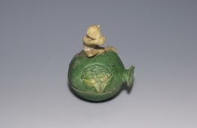 Covered Box in the Form of Pomegranate and Monkey in Susancai Glaze
Ming (16th century)
Height:8.2cm
Accession no.: 1996.0303
Gift of Prof. and Mrs. Cheng Te-k’un