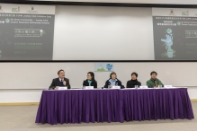 (From 2nd left) Ms Vivian Ho, Director of Campus Planning and Sustainability Office of CUHK; Dr Rebecca Lee, Founder of Polar Museum Foundation and Honorary Fellow of CUHK; Ms Idy Wong, Head of Sustainable Living and Agriculture Department of Kadoorie Farm and Botanic Garden, and Dr Yau Wing-kwong, CEO of Environmental Association comment on students’ works.