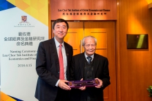 Prof. Sung presents a souvenir to Mr. Lau Chor-tak.