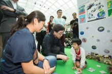 Dr Ko Wing-man, Secretary for Food and Health of the HKSAR Government, visits the game booth.