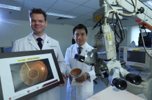 Dr. Mårten Erik BRELÉN, Director of CUHK Pao So Kok Macular Disease Treatment and Research Centre (left) and Dr. Danny Siu Chun NG, Assistant Professor, Department of Ophthalmology and Visual Sciences, Faculty of Medicine of CUHK present a study discovering the correlation between Protein Angiopoietin2 and Wet Age-related Macular Degeneration.