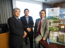 (From right) Prof. Liu Yun-hui, Dr. Li Lu-yang, Chief Technology Officer, VisionNav Robotics Limited and Prof. Walter Ho, Director, Office of Research and Knowledge Transfer Services, CUHK.