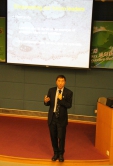 CUHK Vice-Chancellor Prof. Joseph Sung talks to programme members about the qualities of a leader from his SARS experience.