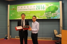 A student representative presents a souvenir to Prof. Joseph Sung.