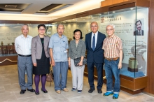 Prof. and Mrs. Kai Keung Mark (middle), their daughter Miss Liza Mark (2nd left), and Prof. Samuel Sun, Master of S.H. Ho College, CUHK (2nd right) pose for a group photo with other guests.