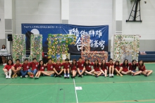联合书院新生辅导营成员制作「UC60」心意卡挂架贺书院六十周年。