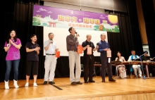 Prof. Joseph Sung (4th left) sings for the elderly the popular song, ‘The Moon Represents My Heart’, accompanied by the management team and the guests.