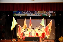 物業管理處同事表演舞旗，展現團隊精神。