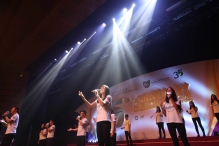 A group of students wearing Faculty Tee perform singing and dancing to convey gratitude to teachers and the Faculty for their care and guidance.