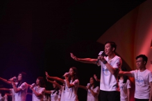 A group of students wearing Faculty Tee perform singing and dancing to convey gratitude to teachers and the Faculty for their care and guidance.