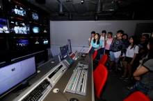 Students visit the professional studio of the School of Journalism and Communication.