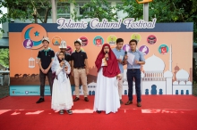 Indonesian ladies and CUHK Muslim students present a singing performance.