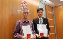 Prof. Wong Hoi-ying (right) and Prof. Tong Kam-tang, awardees of Vice-Chancellor’s Exemplary Teaching Award 2015, share their teaching experience.