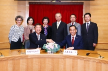 Prof. Joseph SUNG (front row, left), Vice-Chancellor of CUHK and Prof. ZHANG Jie (front row, right), President of SJTU sign collaboration agreement to establish CUHK-SJTU Joint Research Collaboration Fund. Back row from left: Prof. Juliana CHAN, Director, Hong Kong Institute of Diabetes and Obesity, CUHK; Prof. Suk-ying WONG, Associate Vice-President, CUHK; Prof. JIA Weiping, President, 6th People’s Hospital affiliated to SJTU; Prof. Tai-fai FOK, Pro-Vice-Chancellor, CUHK; Prof. LIU Yun-hui, Director, T Stone Robotics Institute, CUHK; Mr. MO Liangjin, Office for Hong Kong, Macao and Taiwan Affairs, SJTU.