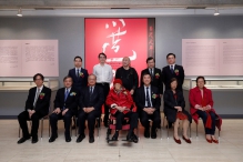 A group photo of officiating guests, Prof. Jao’s family, Prof. Lee Chack-fan, Director of Jao Tsung-I Petite Ecole and Dr. Cheng Wai-ming, Deputy Director of Jao Tsung-I Petite Ecole, The University of Hong Kong.