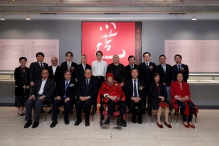 A group photo of officiating guests, contributors who have assisted with the exhibition and the exhibition catalogue and the existing and former teachers of Department of Fine Arts, CUHK.