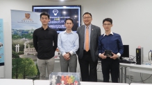 （左起）中大计量金融学2年级生陈飞扬、中大创业创新副修课程两位联席主任、工商管理学院助理院长王家彻博士及工程学院副院长黄锦辉教授，以及机械与自动化工程学系多尺度精密仪器实验室副研究员陈键伟。