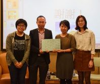 （左起）第一届「文学中大」征文比赛公开组铜奖得主梁莉姿同学（中文系四年级）、王良和教授、徐霞博士，以及第一届「文学中大」征文比赛公开组银奖得主曾旭蔚同学（翻译系三年级）分享创作经验。