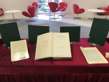 大學圖書館現正舉行「海上絲綢之路」書展，當中展出聯合書院前院長兼中大前副校長鄭棟材博士捐贈的碩士論文，題目為〈華僑教育之比較研究：香港、星加坡及東印度〉。