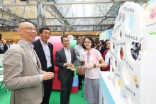 Mr Wong Kam-sing, Secretary for the Environment of the HKSAR Government, visits the game booth.