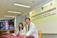 Prof. Joseph J.Y. SUNG, Vice-Chancellor and President and Mok Hing Yiu Professor of Medicine of CUHK (right) and Prof. Siew Chien NG from the Department of Medicine and Therapeutics, Faculty of Medicine at CUHK (middle), talk about the incidence of Crohn’s disease in Hong Kong and Australia with Prof. Michael KAMM, Professor of Gastroenterology from St. Vincent Hospital and the University of Melbourne, via video calling.