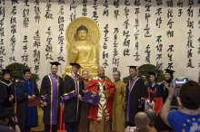 中大校长沈祖尧教授赴台亲授荣誉社会科学博士学位证书予星云大师。