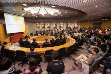 Students and staff members of CUHK and Tsinghua University discuss issues of innovation and entrepreneurship with Prof. Qiu Yong, President of Tsinghua University in the seminar.