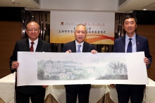 Prof. Joseph Jao-Yiu SUNG, Vice-Chancellor and President of CUHK (right), Prof. Joseph Wan-yee Lau, Master of Lee Woo Sing College (left) present a landscape painting of CUHK to Mr. William Tak-Lun LEE, President of Shanghai Fraternity Association Hong Kong Limited.