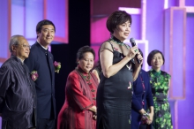 Dr. Leung Fung-yee Anita, Chairman of the Gala Dinner Organizing Committee, delivers a speech .