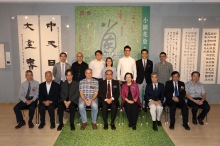 A group photo of officiating guests and the former teaching staff of the Department of Fine Arts.