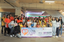 Over 150 CUHK volunteers visit and deliver the CUHK Mooncake to the elderly living alone in Ma On Shan and Tai Po.