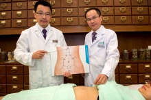 The School of Chinese Medicine of CUHK and Chinese Medicine Services of Pok Oi Hospital jointly conduct a clinical study to investigate the efficacy of abdominal acupuncture for treating neck pain. Prof. Zhi Xiu LIN (left), Acting Director, School of Chinese Medicine, Faculty of Medicine, CUHK and Prof. Yuanqi GUO (right), Chief of Chinese Medicine Services, Pok Oi Hospital ─ The Chinese University of Hong Kong Chinese Medicine Centre for Training and Research (Shatin).