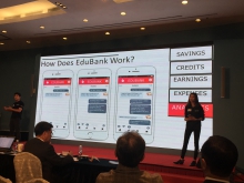 冼璞镛和陈枳桥向评审介绍「EduBank」的概念。