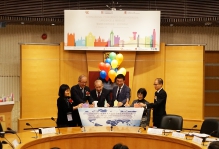 (from left) Prof. Virginia Yip, Prof. Boping Yuan, Co-Directors of The University of Cambridge - Chinese University of Hong Kong Joint Laboratory for Bilingualism, Sir David K. P. Li, Chairman of the Friends of Cambridge in Hong Kong, Prof. Joseph Sung, Vice-Chancellor and President, CUHK, Prof. Fanny Cheung, Pro-Vice Chancellor and Vice President and Prof. Patrick Wong, Director of Brain and Mind Institute, officiated at the opening ceremony of the International Conference on Bilingualism: Language and Heritage