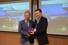 Prof. CHIU Chi Yue, Dean of the Faculty of Social Science, CUHK (left) presents a souvenir to Mr. JIANG Miankang, Secretary General of the UGIS Forum and former President of Shanghai Research Institute of Urban and Rural Construction and Traffic Development.