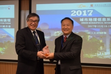 Prof. CHIANG Hun-chin of Taiwan Geographic Information Society (left) presents a souvenir to Prof. LIN Hui, Director of ISEIS, CUHK.