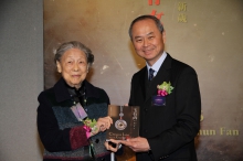 Ms. Wo-chun Fan presents her new work Chinese Jade with Knots to Prof. Fok Tai-fai.