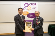 Prof. Alvin Leung (right), Dean of Education at CUHK, presents a thank you card to Mr. Kevin Yeung, Secretary for Education of HKSAR government.