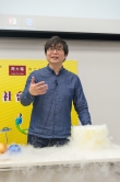 Dr. Pang Kam-moon, Senior Lecturer of the CUHK General Education Foundation Programme, delivers a lecture and demonstrates several interesting physics experiments on “Transformers”