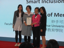 Prof. So Wing-Chee (2nd left) and her team receive the award.