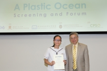 Prof. Gabriel Lau, Director of the Institute of Environment, Energy and Sustainability of CUHK, presented awards to partner schools and students of the ‘Waste Reduction Project’.