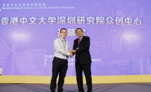 Professor Rocky S. Tuan, Vice-Chancellor and President of CUHK presents souvenir to representative of CUHK alumni