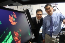 Using the DH-TPE microscope, a new invention of CUHK, Prof. Shih-Chi Chen from the Faculty of Engineering and Prof. Christopher Kai Shun Leung from the Faculty of Medicine scan retinal ganglion cells of living animals to find out the molecular mechanisms of optic nerve degeneration in glaucoma.