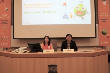 中大化学系教授魏涛教授（右）与巴斯夫亚太地区企业事务市场传讯区域总监林慧敏女士。