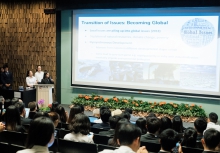 Participants report their f¬indings in the Lee Shiu Young Leaders Forum