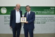 Professor Rocky S. Tuan, Vice-Chancellor and President of CUHK, presents a souvenir to Mr. Fell, thanking him for hosting the talk.