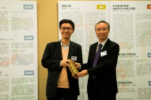 Prof. Tang Sze Wing (Right), Chairman of Chinese language and literature department, CUHK presents a souvenir to Dr Chau Man Lut, guest judge.