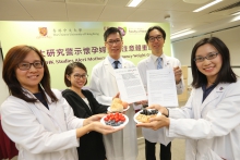中大研究发现妇女在怀孕期间体重增加过度或不足，都会增加下一代患心血管代谢疾病的风险；而进行「健康生活模式计划」可有效达致标准的体重增幅。
（左起：中大医学院营养研究中心高级研究员陈淑薇博士、研究参加者郑小姐、妇产科学系教授谭永雄教授、内科及药物治疗学系内分泌及糖尿科主任马青云教授及注册营养师张可琪小姐）